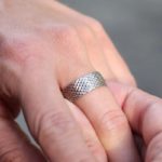 Серебристое мужское кольцо на руке