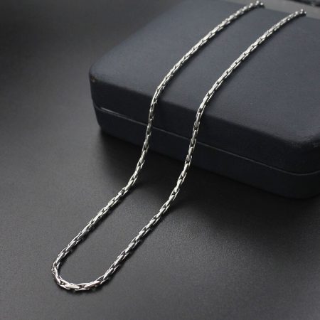 Серебристая цепочка с оригинальным плетением