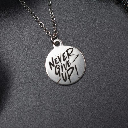 Круглый кулон с гравировкой Never give up