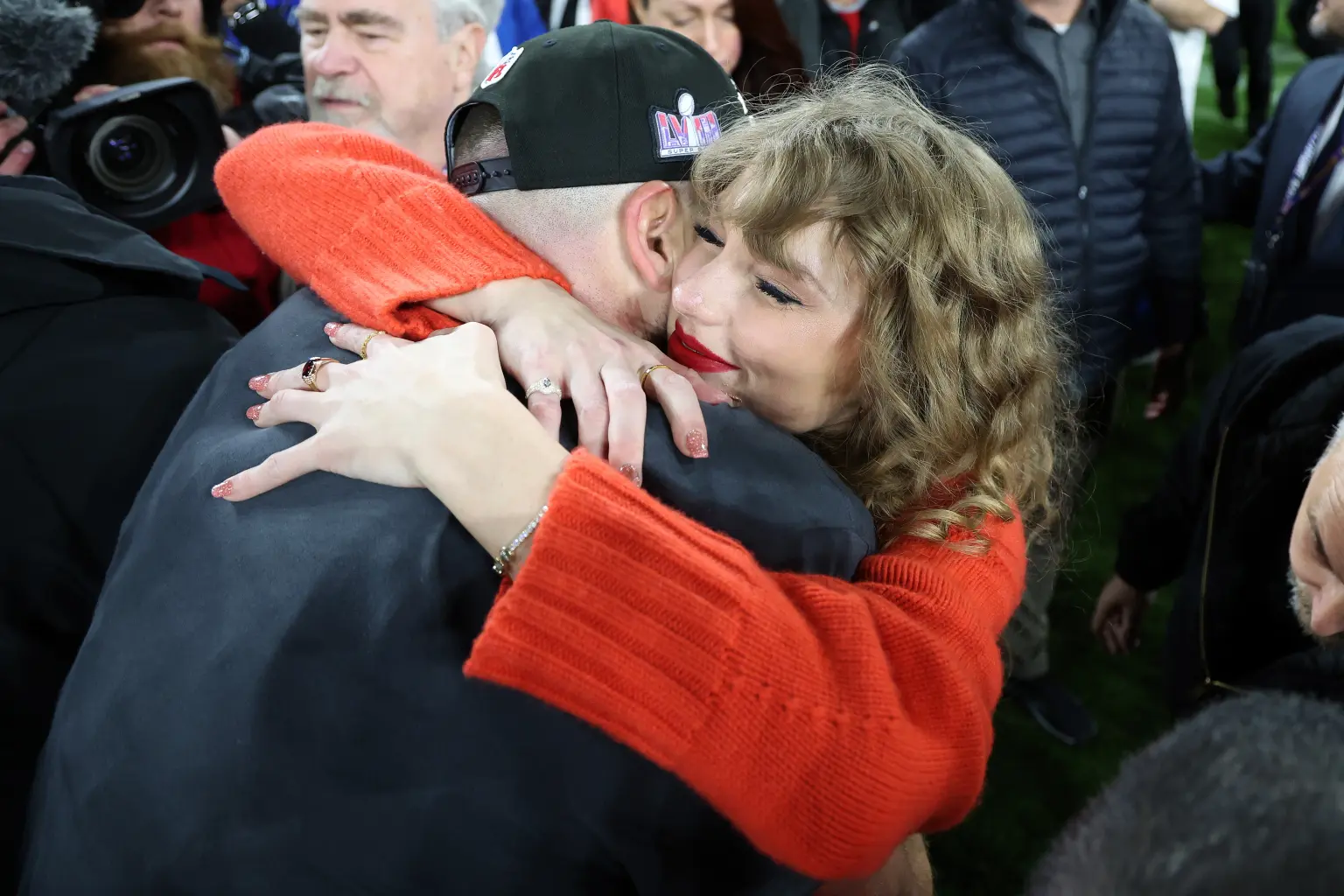 Тейлор обнимает бойфренда