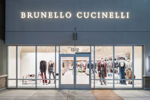 Магазин бренда одежды Brunello Cucinelli с вывеской